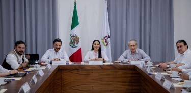 La gobernadora de Colima, Indira Vizcaíno y el director general del IMSS, Zoé Robledo, se reunieron para evaluar el avance de IMSS-Bienestar en aquella entidad