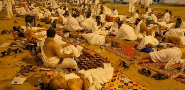 Peregrinos musulmanes en Muzdalifah, en el segundo día de la peregrinación anual del hach, cerca de la ciudad santa de La Meca