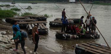 Migrantes continúan arribando a territorio mexicano cruzando el Río Suchiate desde Tecún Uman, en Guatemala/CUARTOSCURO/