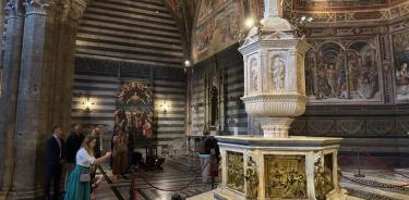 La catedral de la ciudad italiana de Siena presenta restaurada la pila bautismal realizada por maestros del Renacimiento como Donatello.