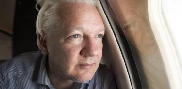 Julian Assange observa desde la ventana del avión la ciudad de Bangkok, penúltima parada antes de recobrar la libertad y dirigirse a su natal Australia