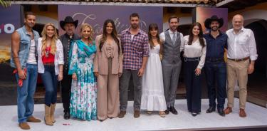 Imagen del elenco en la presentación de la telenovela de TV Azteca