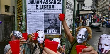 Activistas celebran en Nápoles, Italia, la liberación de Assange