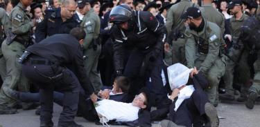 Jóvenes ultraortodoxos protestan en la calle contra el reclutamiento militar obligatorio en Israel