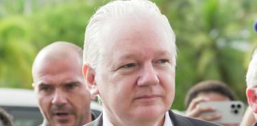 Julian Assange llega al tribunal federal de EU en Islas Salomón, el punto más cercano estadounidense a su natal Australia