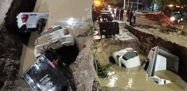 Dos automovilistas fueron rescatados de inundaciones por causa de las lluvias en Tuxtla Gutiérrez; en uno de los casos un socavón se trag{o un auto/