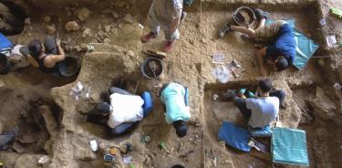 Las primeras evidencias científicas se han encontrado en el yacimiento de La Malia, herramientas de piedra, restos de animales con marcas de cortes hechos con cuchillos de piedra o restos de hogueras
