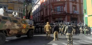 Tanques militares y soldados fuertemente armados en la plaza donde está el Ejecutivo en La Paz