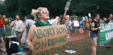 Fotografía de archivo de personas que protestan frente a la Casa Blanca para exigir que se proteja el aborto legal