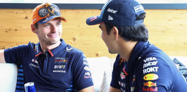 Max Verstappen y Sergio Pérez conversan previo a las calificaciones