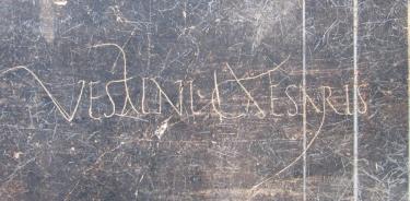 Inscripción aparecida en el 'Salón Negro' de Pompeya, la antigua ciudad romana destruida por la erupción del Vesubio en el 79 d.C, y en la que puede leerse 'Vesbinus Caesaris', presumiblemente el nombre de un liberto que firmó en el lugar.