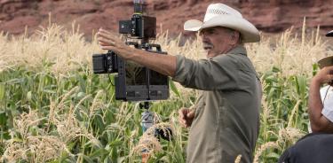 El actor y director estadounidense Kevin Costner da instrucciones a su equipo durante el rodaje de 'Horizon. EFE