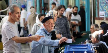 Los iraníes emiten sus votos en un colegio electoral durante las elecciones presidenciales, en Teherán, Irán