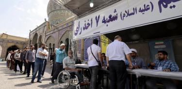 Iraníes emitiendo sus votos en el santuario de Shah Abdol-Azim, en Shahre Ray