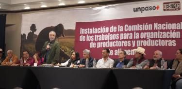 Alfonso Ramírez Cuéllar, diputado electo de Morena, reundo con productoresde carne y leche, entre otros.