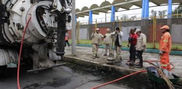 Trabajos de desazolve en alcantarillas de Venustiano Carranza