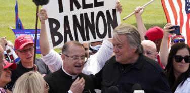 El exasesor de Trump, Steve Bannon, indeólogo del a extrema derecha cristiana, antes de entrar en la cárcel de Danbury, Connecticut