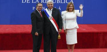 El presidente de Panamá, José Raúl Mulino, junto a su esposa y Gustavo Petro,  presidente de Colombia, país fronterizo con el tapón de Darién
