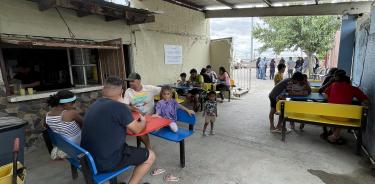 Migrantes descansan en el albergue 'Vida' a orillas del Río Bravo, en Ciudad Juárez/