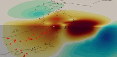 La imagen obtenida con la nueva técnica revela el límite donde la placa continental de Japón (gran mancha roja oscura) choca con la placa oceánica más rígida (mancha azul oscuro).