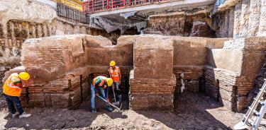 Trabajadores en la zona en la que se han encontrado restos de un pórtico del emperador romano Calígula junto al Vaticano. EFE