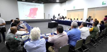 El gobernador de Yucatán, Mauricio Voila Dosal, sigue de cerca con su gabinete las medidas que se aplican ante la cercanía de 