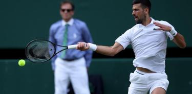 El serbio libra una ronda más en Wimbledon