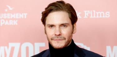 El actor, director y productor Daniel Brühl acaba de estrenar la serie 'Becoming Karl Largerfelf'