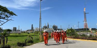 Investigan las caiusas de la fuga en la refinería Olmeca/