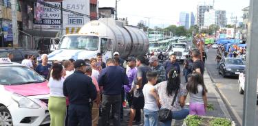 Vecinos de Tacubaya bloquean avenida Jalisco por desabasto de agua