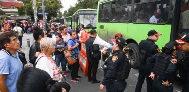 Unidades de la SSC y de RTP transportaron a los pasajeros durante el cierre.