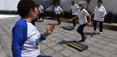 A sus 80 años, doña Rosa es instructura de ejercicios para adultos mayores de 60 años, 