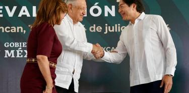 Mario Delgado Carrillo, designado titular de la SEP, recibe el saludo del presidente López Obrador.