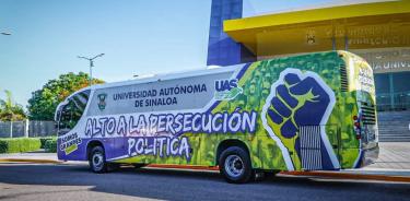 Más de 700 alumnos, maestros y padres de familia de la Universidad Autónoma de Sinaloa viajan en 12 camiones para protestar en el Zócalo contra gobierno de Sinaloa.