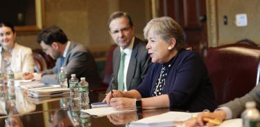 La canciller Alicia Bárcena y el embajador Esteban Moctezuma, en la Casa Blanca, en un encuentro con el asesor sénior presidencial para Infraestructura Global y Seguridad Energética, Amos Hochstein