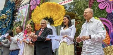 Miguel Torruco Marqués, actual secretario de Turismo, junto a Josefina Rodríguez. (Archivo)