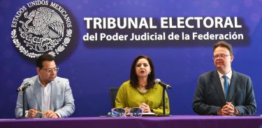 Los magistrados Felipe Fuentes Barrera, Mónica Soto, titular del TEPJF, y Felipe de la Mata Pizaña, informaron que sexta magistratura fue votado unanimidad.