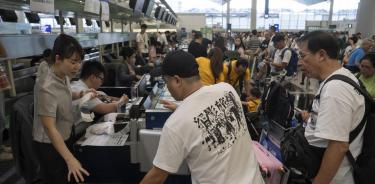 La caída de Microfot orilló a empleados de una aerolínea a registrar manualmente a los pasajeros en el Aeropuerto Internacional de Hong Kong