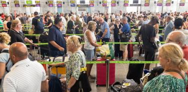 Usuarios en el aeropuerto de Malaga, en España, esperan que se normalice la situación tras el fallo informático/