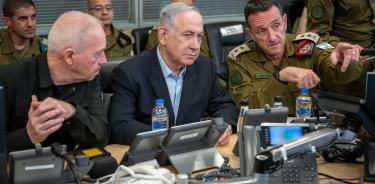 El premier israelí, Benjamín Netanyahu (c), el jefe del Estado Mayor, Herzi Halevi (dcha), y el ministro de Defensa, Yoav Gallant (izda), siguen la operación del ataque a Yemen/