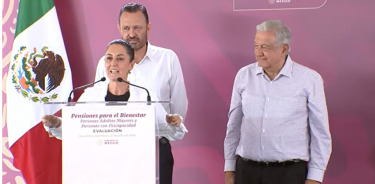 Ante los abucheos al gobernador panista de Querétaro, Mauricio Kuri, el presidente, Andrés Manuel Lópz y la presidenta electa, Claudia Sheinbaum, tuvieron que calmar los ánimos