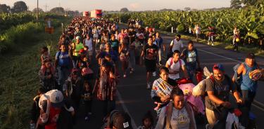 Miles de migrantes avanzan por una carretera en Chiapas con la mira puesta en llegar a la Ciudad de México my de ahí seguir rumbo a EU/