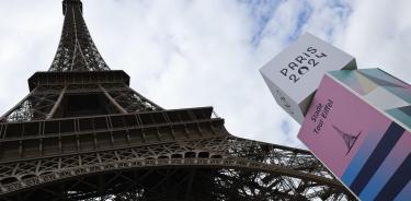 La capital francesa luce los distintivos olímpicos en la Torre Eiffel.