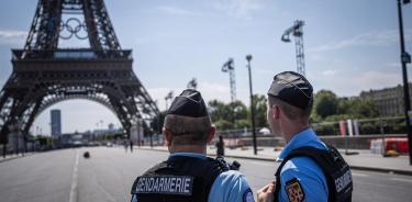 Personal de seguridad francesa en el perímetro frente a la Torre Eiffel