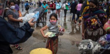 Una niña que vende dulces en una calle de Guatemala.