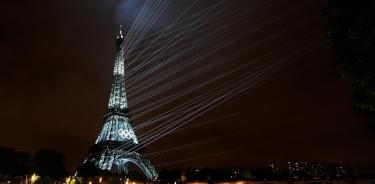 La Torre Eiffel brilla en el cierre de la ceremonia inaugural de los Juegos Olímpicos de París 2024.