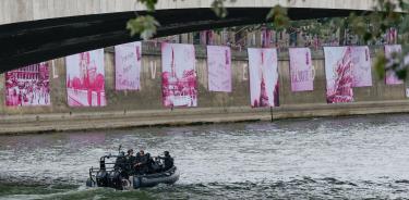 Fuerzas de seguridad patrullan a lo largo del río Sena antes del inicio de la ceremonia de inauguración de los Juegos Olímpicos de París 2024,