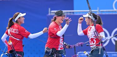 Ana Vázquez, Alejandra Valencia, Angela Ruiz de México celebran la primera medalla para nuestro país.