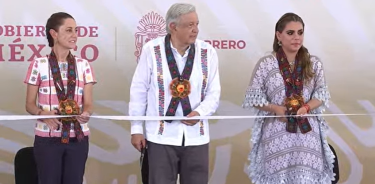 El presidente López Obrador, la virtual presidenta electa Claudia Sheinbaum y la gobernadora de Guerrero, Evelyn Salgado, inauguraron carretera Las Cruces–Pinotepa Nacional