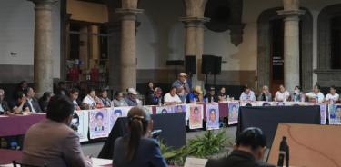 La virtual presidenta electa, Claudia Sheinbaum Pardo, sostuvo un primer encuentro con las madres y padres de los 43 normalistas de Ayotzinapa desaparecidos en 2014